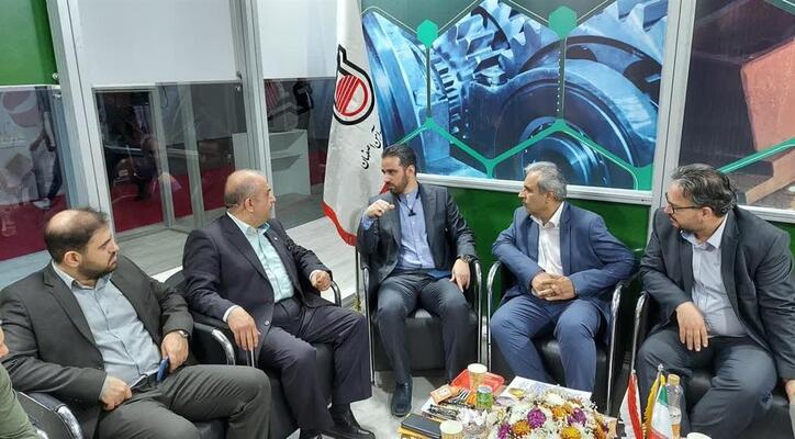 بازدید مسوولین، دست اندرکاران و بازرگانان صنعت کشور از غرفه ذوب آهن اصفهان
