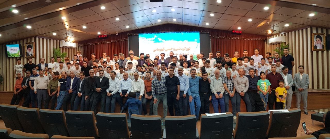تیم فوتبال نونهالان و نوجوانان فولاد خوزستان به همراه خانوادههایشان با جامهای قهرمانی کشور از خط تولید بازدید کردند تیم فوتبال نونهالان و نوجوانان فولاد خوزستان به همراه خانوادههایشان با جامهای قهرمانی کشور از خط تولید بازدید کردند