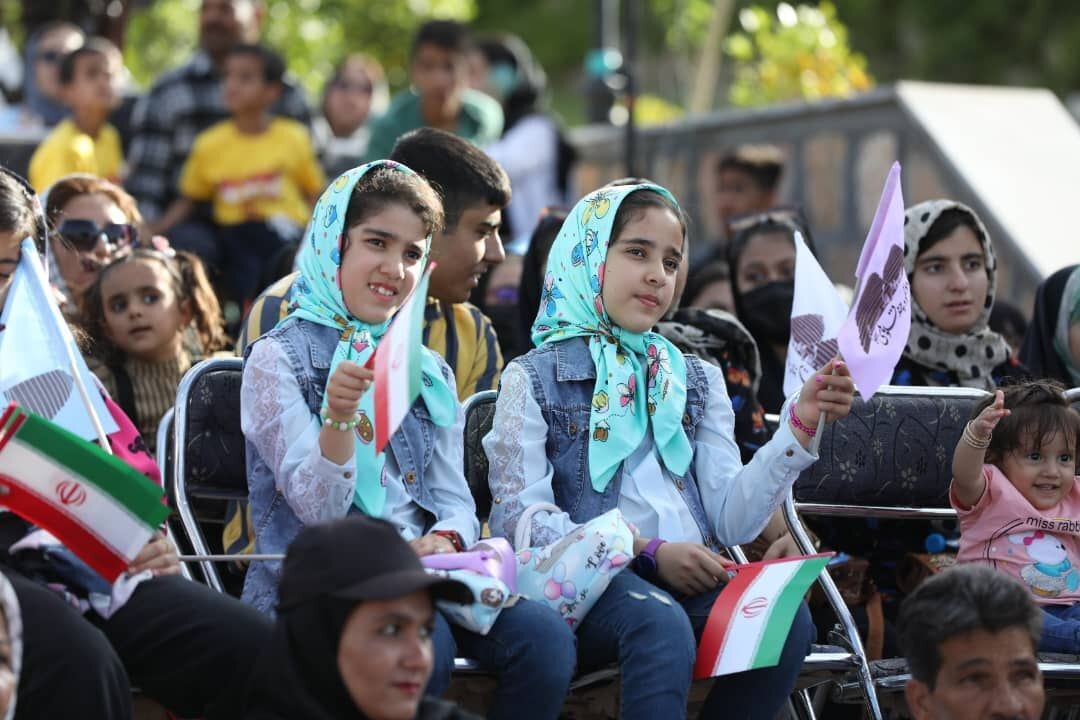 دومین همایش بزرگ دوقلو‌ها و چندقلو‌های سیرجانی برگزار شد