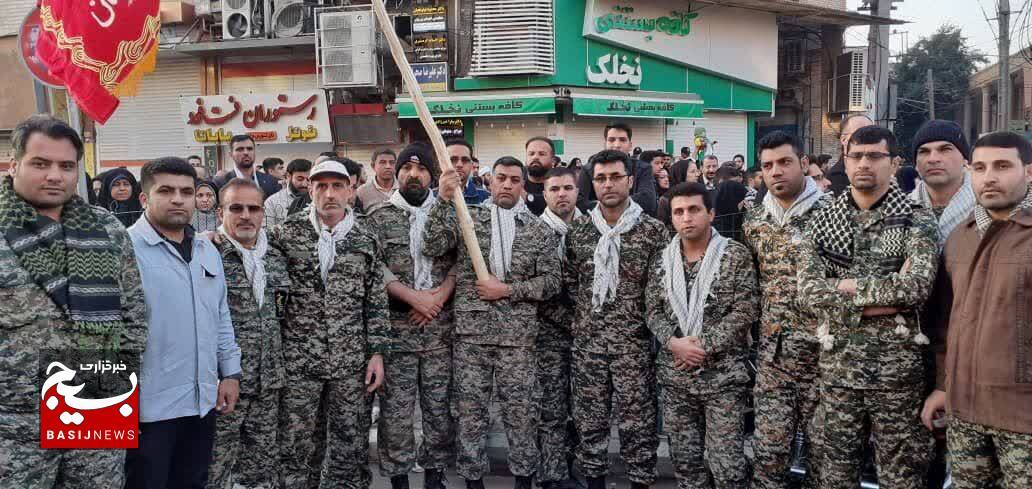 پرچم افتخار در دستان کارگران صنایع فولاد خوزستان پرچم افتخار در دستان کارگران صنایع فولاد خوزستان