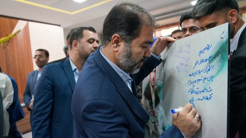 بازدید استاندار اصفهان از آثار روابط عمومی ذوب آهن
