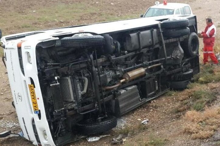 تمام مصدومان حادثه واژگونی مینی بوس معدن زرمهر مرخص شدند