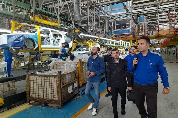 بازدید فعالان شبکه‌های اجتماعی از خطوط تولید ایران خودرو