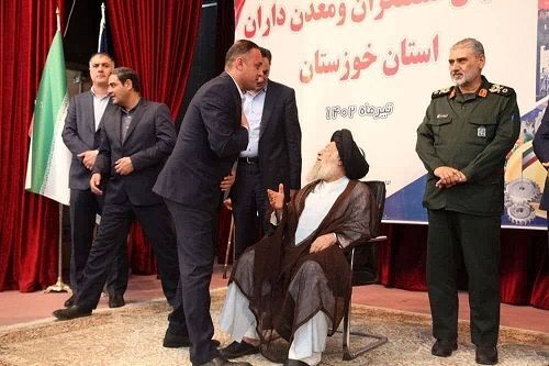 تقدیر از مدیر روابط عمومی شرکت فولاد خوزستان در همایش صنعتگران و معدن کاران استان خوزستان تقدیر از مدیر روابط عمومی شرکت فولاد خوزستان در همایش صنعتگران و معدن کاران استان خوزستان