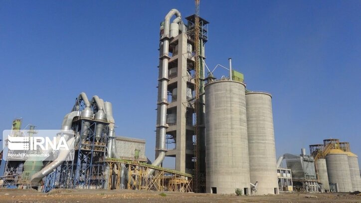 دولت سیزدهم ۲۰۰ میلیارد تومان اعتبار به کارخانه سیمان سفید ازنا داد