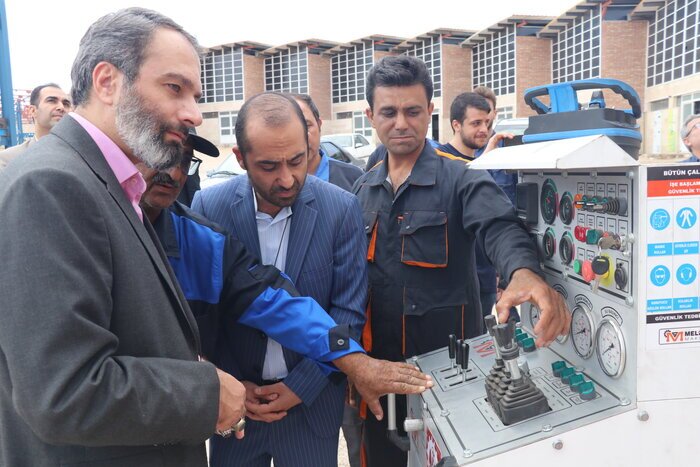 جدیدترین دستگاه حفاری اکتشاف معدنی کشور در شاهرود رونمایی شد جدیدترین دستگاه حفاری اکتشاف معدنی کشور در شاهرود رونمایی شد