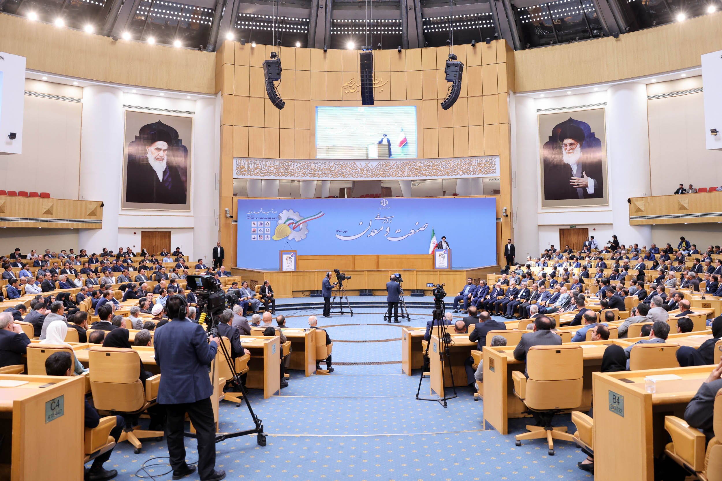رفتار دولتمردان باید امیدآفرین باشد/ هیچ خط تولیدی نباید متوقف شود/ راهکار عبور از مشکلات اقتصادی مدیریت ظرفیتهای داخلی است/ راهکار رفع مشکلات را در دست و لبخند بیگانگان دنبال نمیکنیم/ پارکهای فناوری و دانش بنیان نقطه قدرت کشور است رفتار دولتمردان باید امیدآفرین باشد/ هیچ خط تولیدی نباید متوقف شود/ راهکار عبور از مشکلات اقتصادی مدیریت ظرفیتهای داخلی است/ راهکار رفع مشکلات را در دست و لبخند بیگانگان دنبال نمیکنیم/ پارکهای فناوری و دانش بنیان نقطه قدرت کشور است