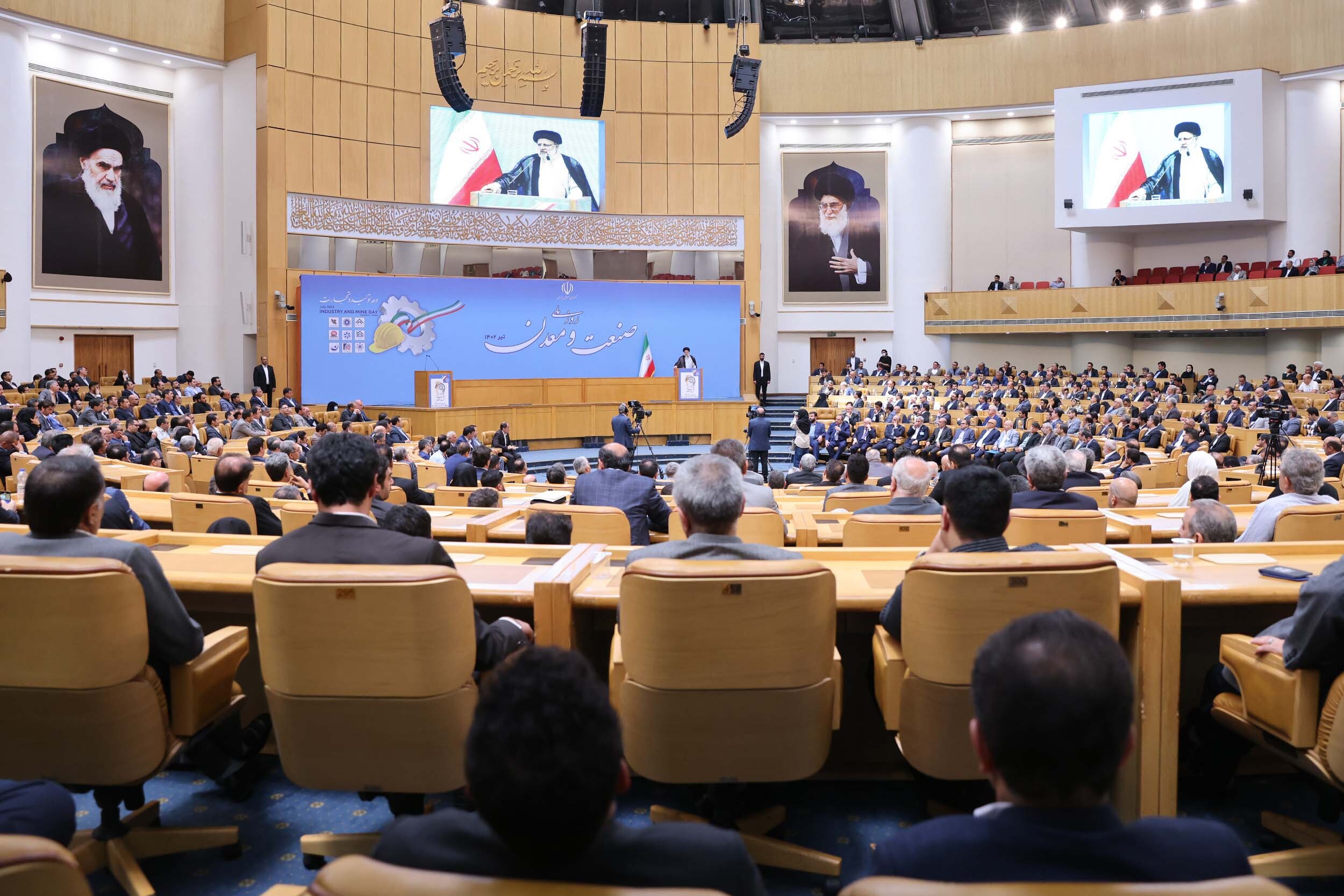 رفتار دولتمردان باید امیدآفرین باشد/ هیچ خط تولیدی نباید متوقف شود/ راهکار عبور از مشکلات اقتصادی مدیریت ظرفیتهای داخلی است/ راهکار رفع مشکلات را در دست و لبخند بیگانگان دنبال نمیکنیم/ پارکهای فناوری و دانش بنیان نقطه قدرت کشور است رفتار دولتمردان باید امیدآفرین باشد/ هیچ خط تولیدی نباید متوقف شود/ راهکار عبور از مشکلات اقتصادی مدیریت ظرفیتهای داخلی است/ راهکار رفع مشکلات را در دست و لبخند بیگانگان دنبال نمیکنیم/ پارکهای فناوری و دانش بنیان نقطه قدرت کشور است
