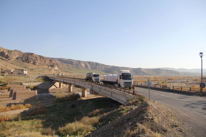 انتقاد استاندار کرمان از اضافه حمل بار کامیون‌های معادن و خسارت به راه‌ها
