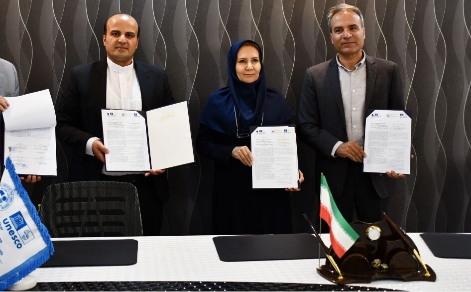 تفاهمنامه همکاری ژئوپارک جهانی قشم، کرسی یونسکو در مخاطرات زمینشناسی ساحلی و پژوهشکده علوم زمین به امضا رسید تفاهمنامه همکاری ژئوپارک جهانی قشم، کرسی یونسکو در مخاطرات زمینشناسی ساحلی و پژوهشکده علوم زمین به امضا رسید