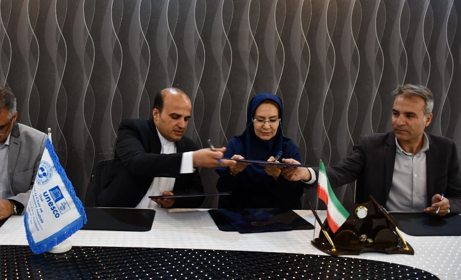 تفاهمنامه همکاری ژئوپارک جهانی قشم، کرسی یونسکو در مخاطرات زمینشناسی ساحلی و پژوهشکده علوم زمین به امضا رسید تفاهمنامه همکاری ژئوپارک جهانی قشم، کرسی یونسکو در مخاطرات زمینشناسی ساحلی و پژوهشکده علوم زمین به امضا رسید