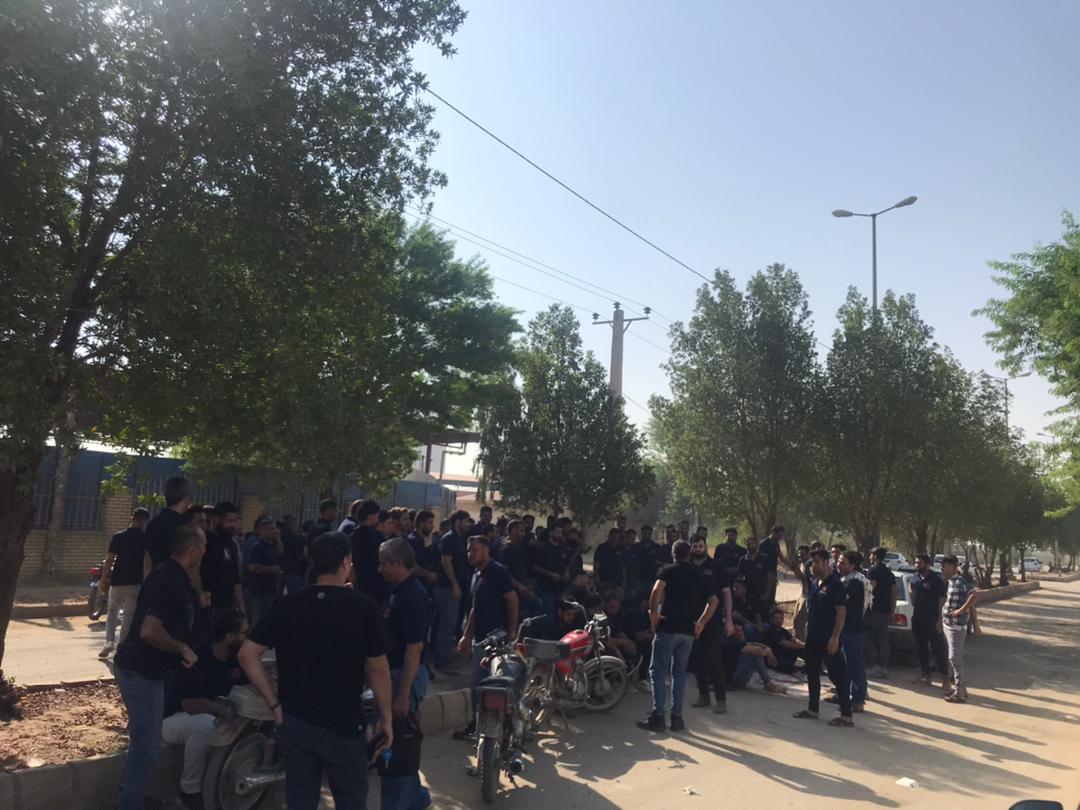 تجمع تعدادی از کارگران شرکت فولاد پارس هفت تپه برای پیگیری مطالبات خود تجمع تعدادی از کارگران شرکت فولاد پارس هفت تپه برای پیگیری مطالبات خود
