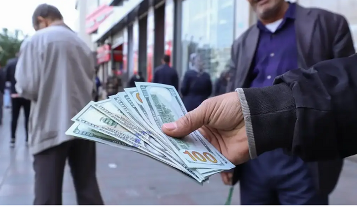 قیمت دلار ۴ شهریور ۱۴۰۲ / اهرم تقاضا دست بازارساز را رو می‌کند؟