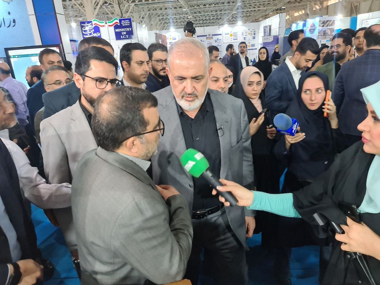 حضور علی آبادی در غرفه ایمیدرو در نمایشگاه دستاوردهای دو ساله دولت حضور علی آبادی در غرفه ایمیدرو در نمایشگاه دستاوردهای دو ساله دولت