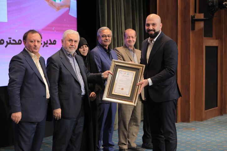 تقدیر‌نامه انجمن جهانی روابط عمومی به مدیر روابط عمومی فولاد خوزستان اهدا شد