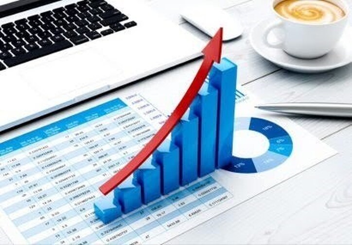 آمار عملکرد ۱۷ شرکت پتروشیمی طی ۱۰ فصل قبل و در یک جدول