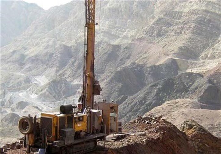 اکتشاف وحشتناک معدن در حاشیه ۲ روستای زنجان/ پرتاب سنگ‌های بزرگ به سمت کشاورزان+فیلم