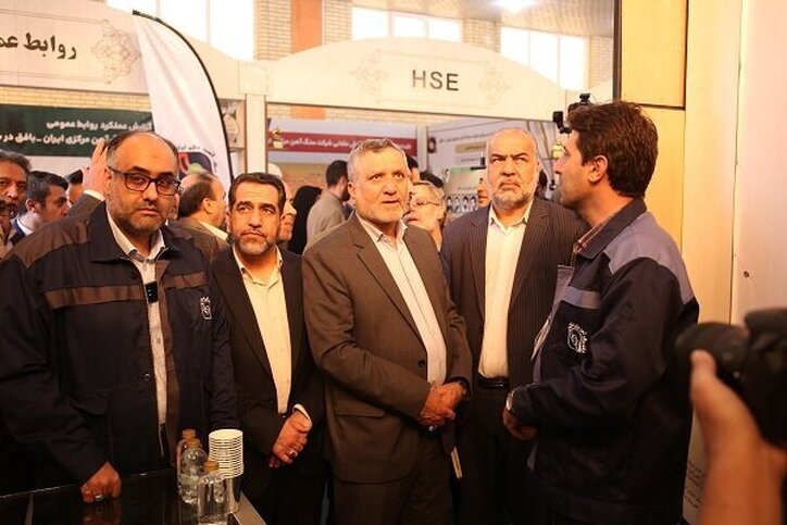 وزیر کار از نمایشگاه دستاورد‌های سنگ آهن مرکزی بازدید کرد