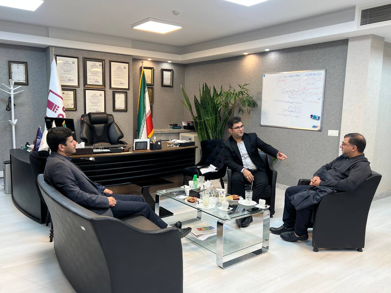 اولین جلسه کاری مدیران عامل فولاد اقلید و ایریتک در روز جمعه/ جبران عقبماندگیهای گذشته در دستور کار قرار گرفت اولین جلسه کاری مدیران عامل فولاد اقلید و ایریتک در روز جمعه/ جبران عقبماندگیهای گذشته در دستور کار قرار گرفت