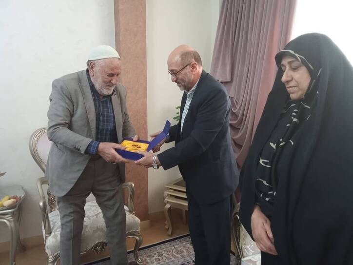 دیدار با خانواده شهدا وظیفه و تذکر به خود و به مسوولان است