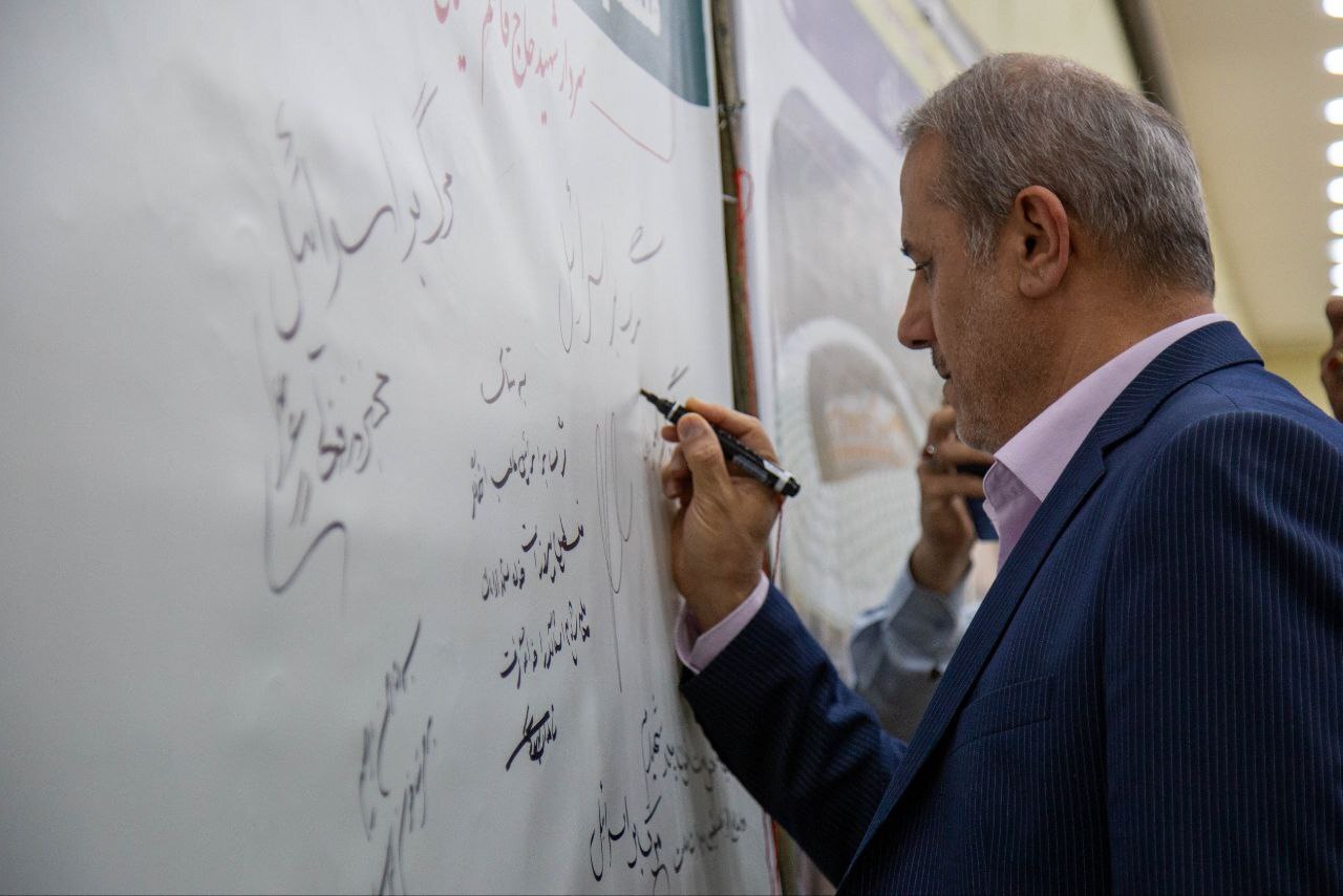 رزمایش بزرگ اهدای سه هزار بسته آموزشی به دانشآموزان کمبرخوردار برگزار شد رزمایش بزرگ اهدای سه هزار بسته آموزشی به دانشآموزان کمبرخوردار برگزار شد