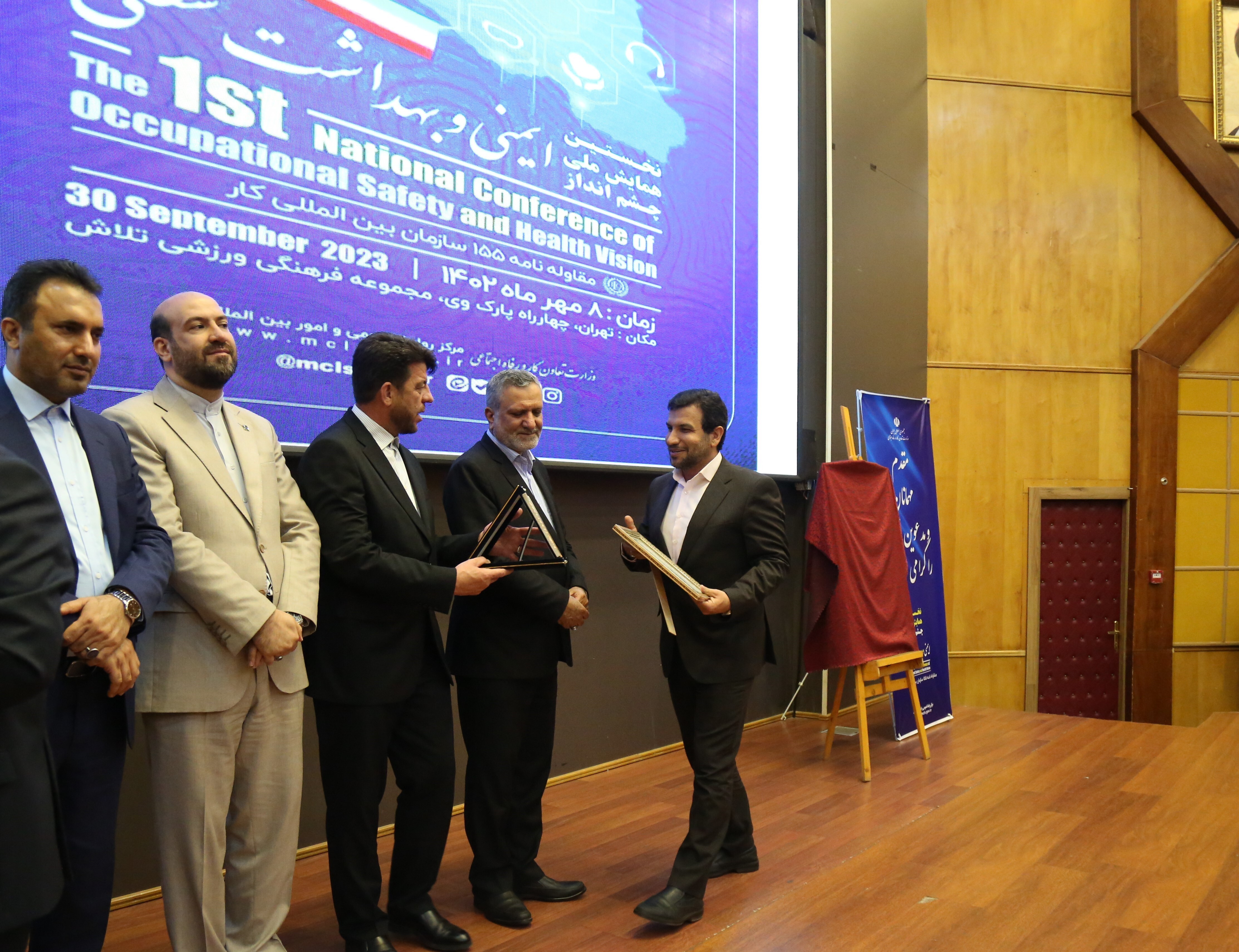 قدردانی وزیر کار از مدیرعامل شرکت مس قدردانی وزیر کار از مدیرعامل شرکت مس