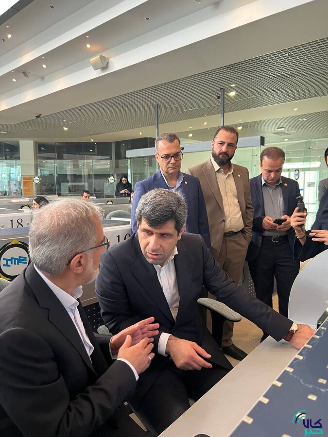 بازدید مدیرعامل بانک صنعت و معدن از تالار صادراتی بورس کالا بازدید مدیرعامل بانک صنعت و معدن از تالار صادراتی بورس کالا