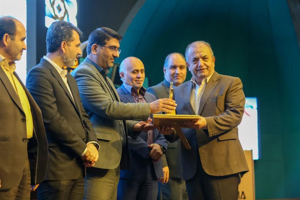 ذوب آهن اصفهان مفتخر به دریافت تندیس واحد نمونه استاندارد شد ذوب آهن اصفهان مفتخر به دریافت تندیس واحد نمونه استاندارد شد