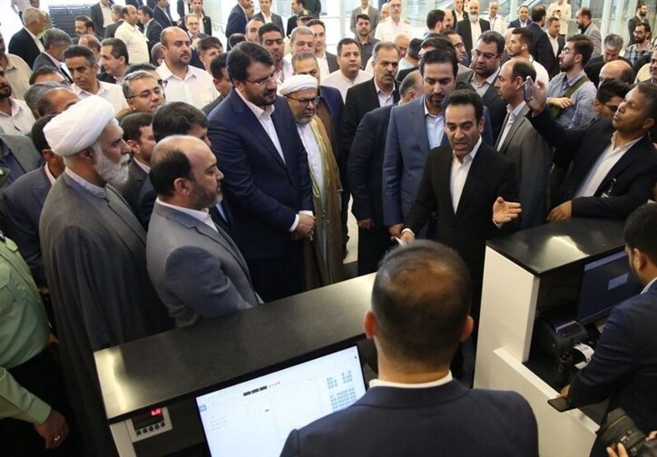 صدور اولین کارت پرواز اتوماتیک فرودگاه کیش برای مهرداد بذرپاش