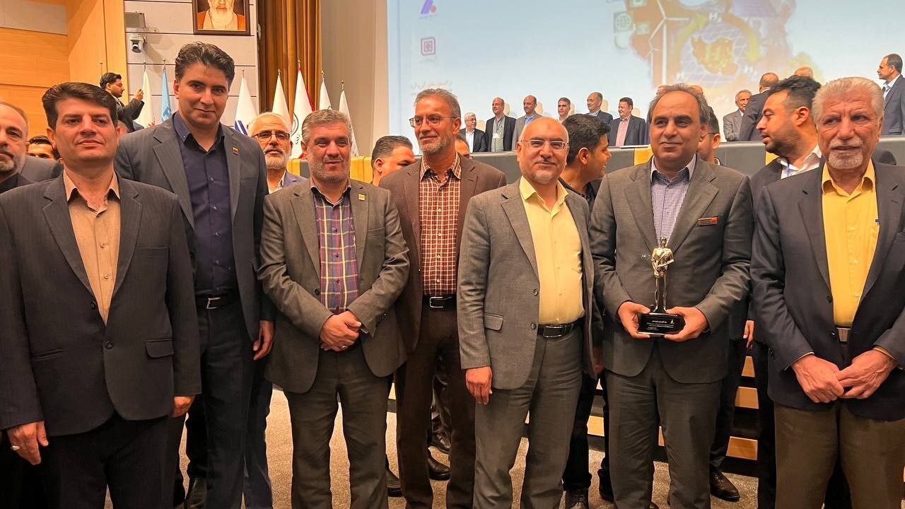 تندیس مرد سال فولاد ایران به محمود لندی رسید تندیس مرد سال فولاد ایران به محمود لندی رسید