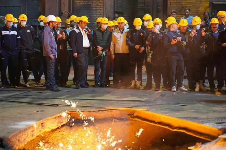 دیدار صمیمانه‌ی بازیکنان تیم فوتبال ذوب آهن با تلاشگران مجتمع صنعتی ذوب‌ آهن اصفهان