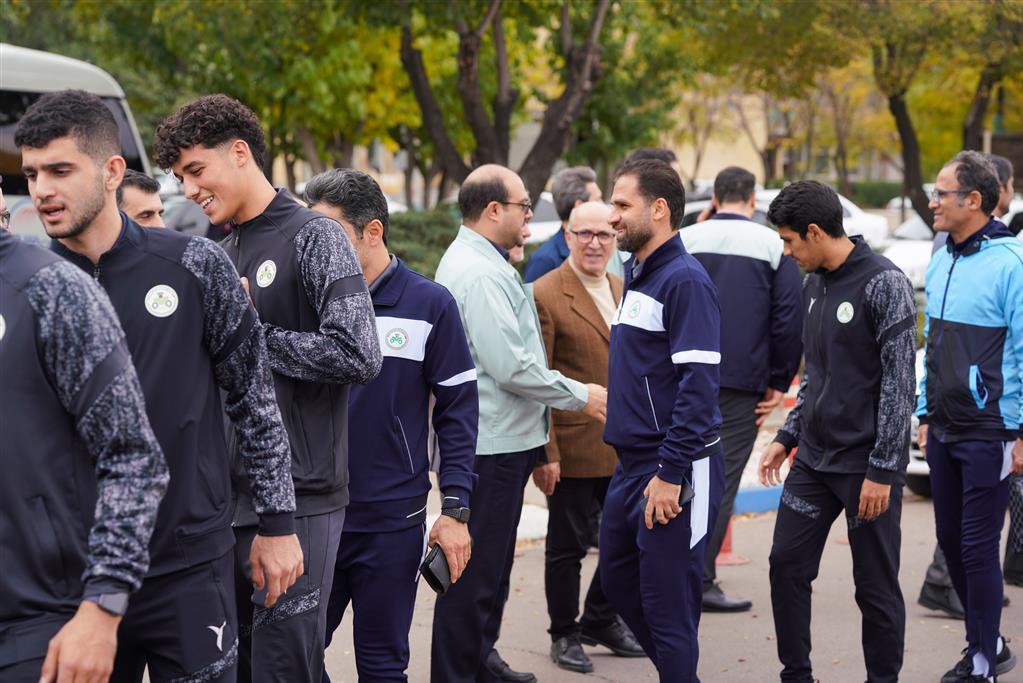 دیدار صمیمانهی بازیکنان تیم فوتبال ذوب آهن با تلاشگران مجتمع صنعتی ذوب آهن اصفهان دیدار صمیمانهی بازیکنان تیم فوتبال ذوب آهن با تلاشگران مجتمع صنعتی ذوب آهن اصفهان
