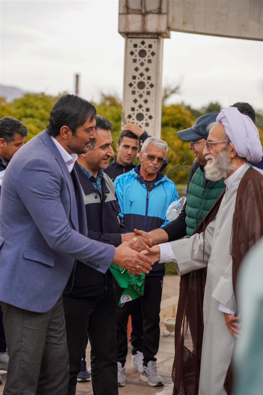 دیدار صمیمانهی بازیکنان تیم فوتبال ذوب آهن با تلاشگران مجتمع صنعتی ذوب آهن اصفهان دیدار صمیمانهی بازیکنان تیم فوتبال ذوب آهن با تلاشگران مجتمع صنعتی ذوب آهن اصفهان