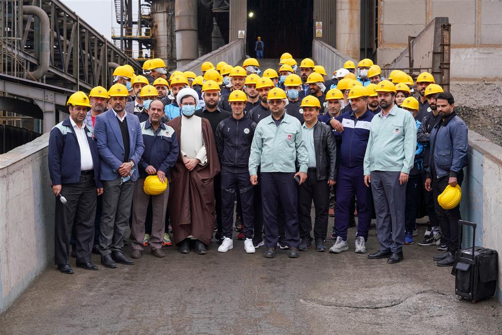 دیدار صمیمانهی بازیکنان تیم فوتبال ذوب آهن با تلاشگران مجتمع صنعتی ذوب آهن اصفهان دیدار صمیمانهی بازیکنان تیم فوتبال ذوب آهن با تلاشگران مجتمع صنعتی ذوب آهن اصفهان