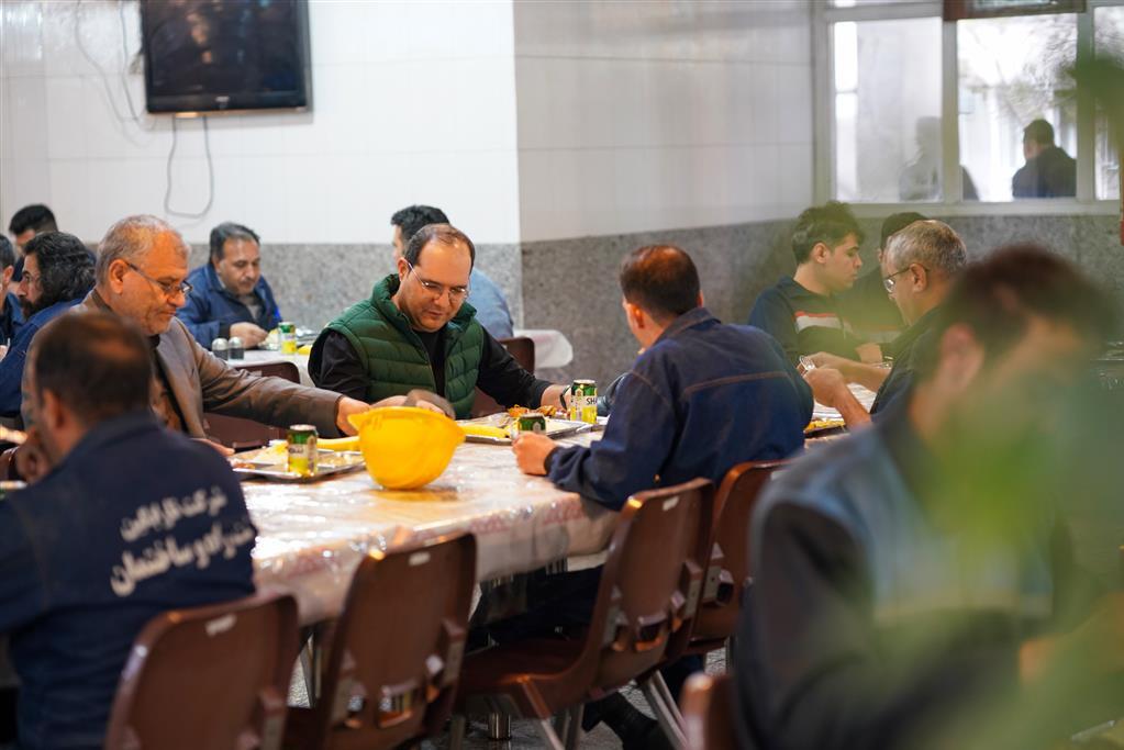 دیدار صمیمانهی بازیکنان تیم فوتبال ذوب آهن با تلاشگران مجتمع صنعتی ذوب آهن اصفهان دیدار صمیمانهی بازیکنان تیم فوتبال ذوب آهن با تلاشگران مجتمع صنعتی ذوب آهن اصفهان
