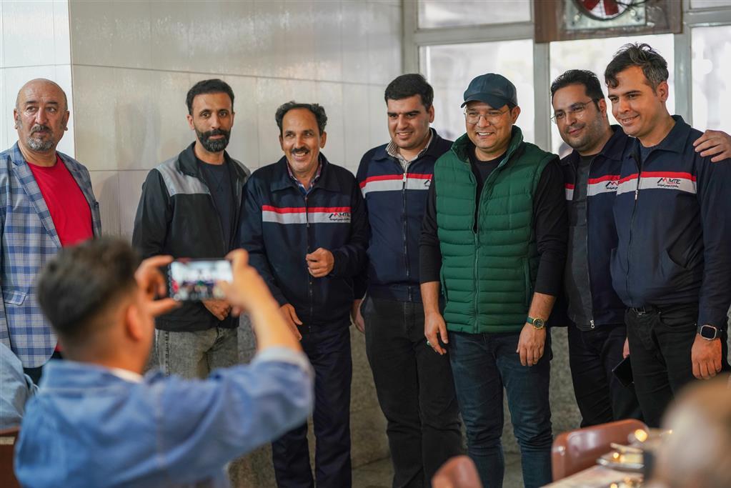 دیدار صمیمانهی بازیکنان تیم فوتبال ذوب آهن با تلاشگران مجتمع صنعتی ذوب آهن اصفهان دیدار صمیمانهی بازیکنان تیم فوتبال ذوب آهن با تلاشگران مجتمع صنعتی ذوب آهن اصفهان