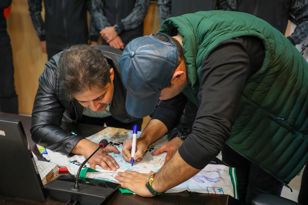 دیدار صمیمانهی بازیکنان تیم فوتبال ذوب آهن با تلاشگران مجتمع صنعتی ذوب آهن اصفهان دیدار صمیمانهی بازیکنان تیم فوتبال ذوب آهن با تلاشگران مجتمع صنعتی ذوب آهن اصفهان