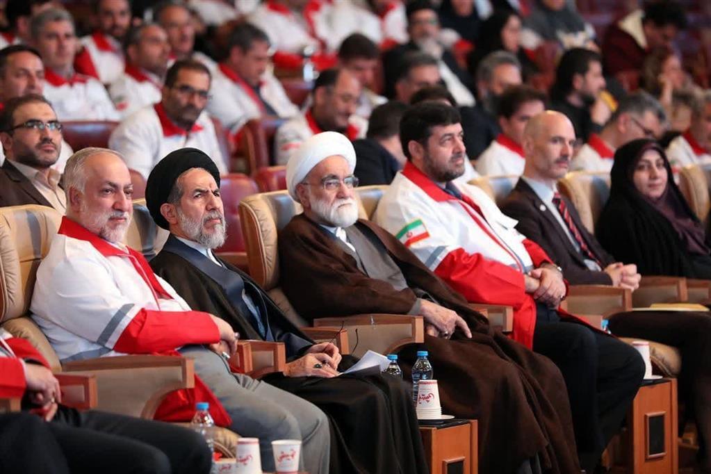 اهدای تندیس برتر به مدیرعامل شرکت سنگ آهن مرکزی ایران اهدای تندیس برتر به مدیرعامل شرکت سنگ آهن مرکزی ایران