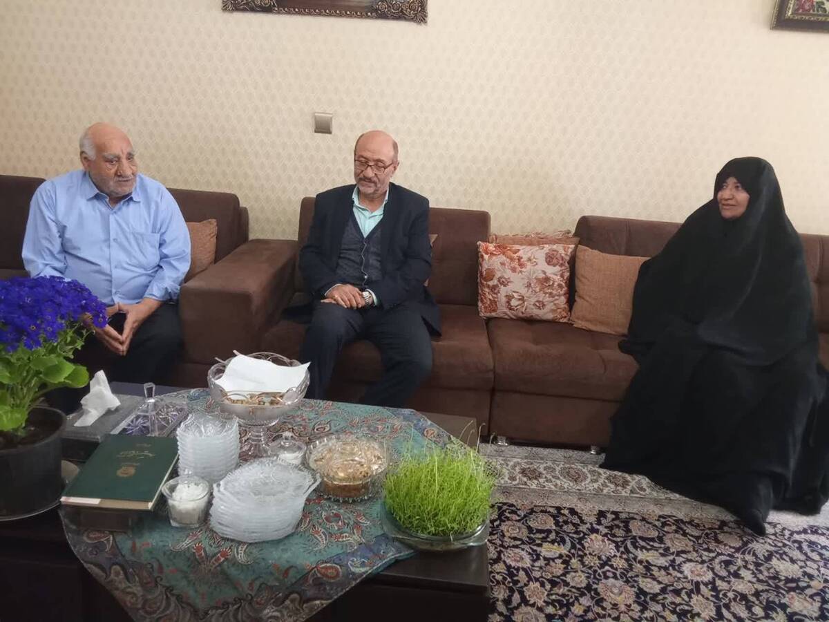 دیدار مشاور وزیر صمت و رئیس مرکز سرمایه انسانی و سازمانی با خانواده شهید «غلامعلی دولت‌آبادی»