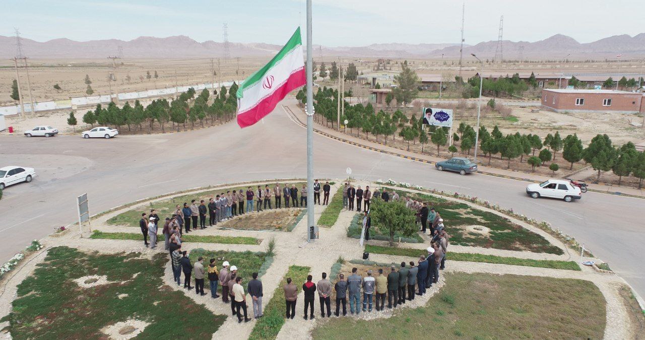 حضور مدیران و پرسنل شرکت آلومینای ایران در مراسم گرامیداشت روز جمهوری اسلامی ایران حضور مدیران و پرسنل شرکت آلومینای ایران در مراسم گرامیداشت روز جمهوری اسلامی ایران