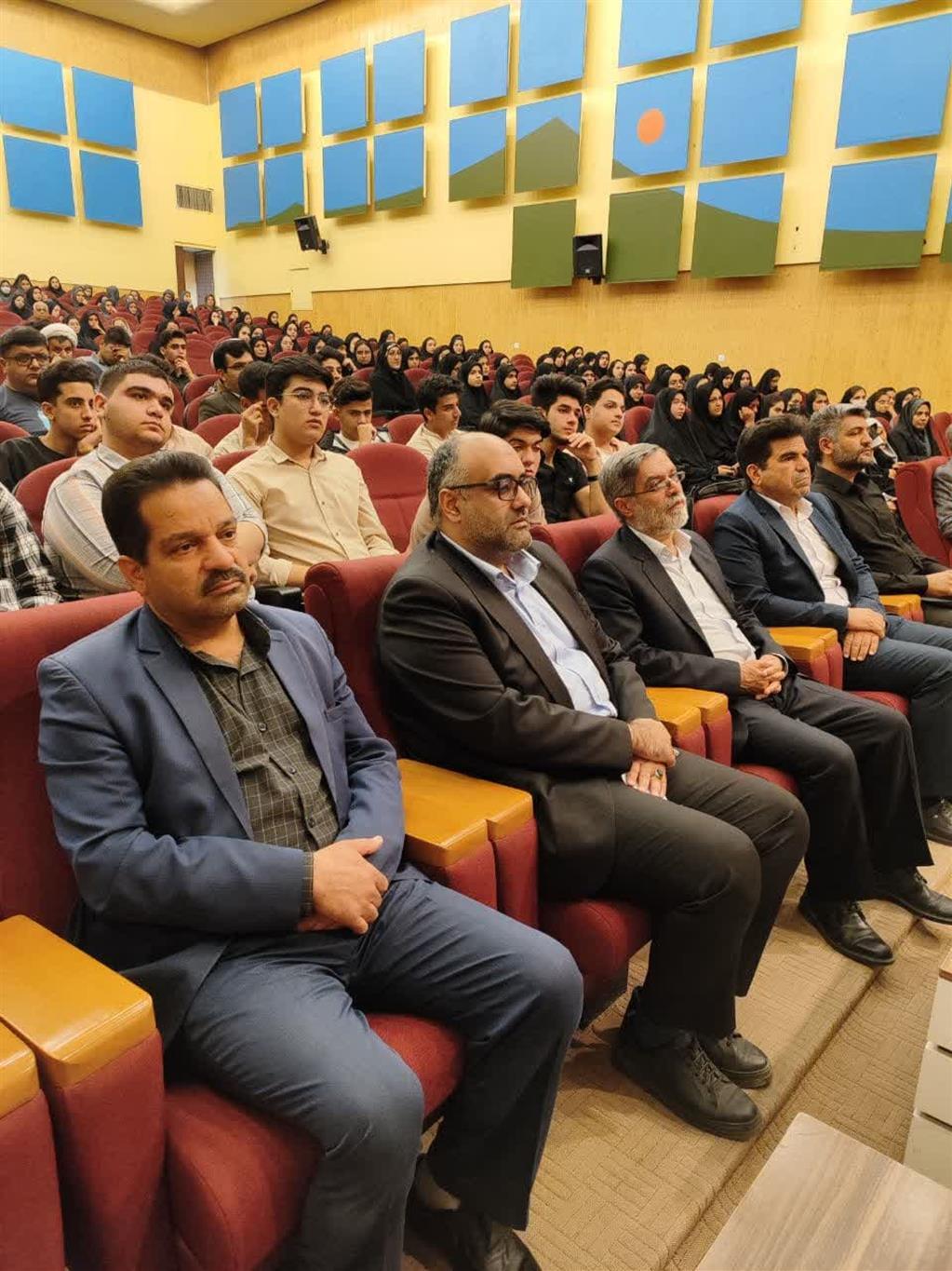 نخبگان و نیروهای انسانی کارآمد سرمایههای شهر هستند نخبگان و نیروهای انسانی کارآمد سرمایههای شهر هستند