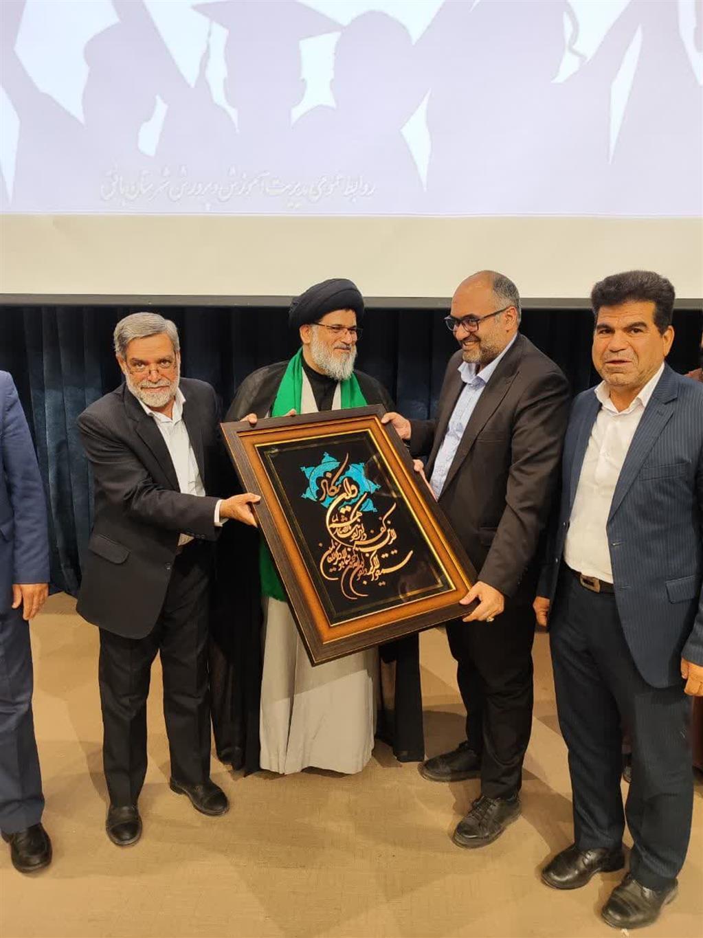نخبگان و نیروهای انسانی کارآمد سرمایههای شهر هستند نخبگان و نیروهای انسانی کارآمد سرمایههای شهر هستند