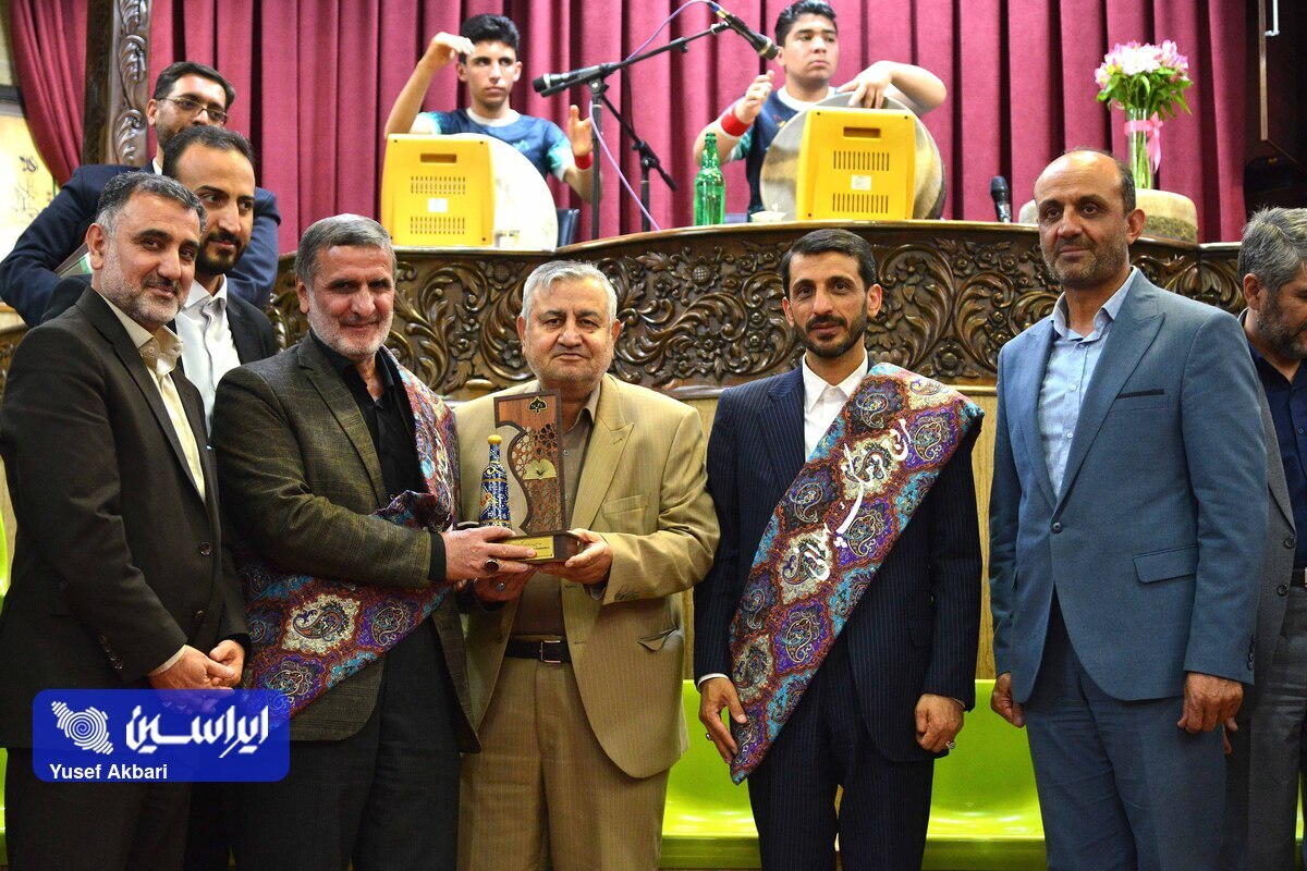 شال «مروج فرهنگ پهلوانی» به مدیرعامل فولاد مبارکه اهدا شد شال «مروج فرهنگ پهلوانی» به مدیرعامل فولاد مبارکه اهدا شد