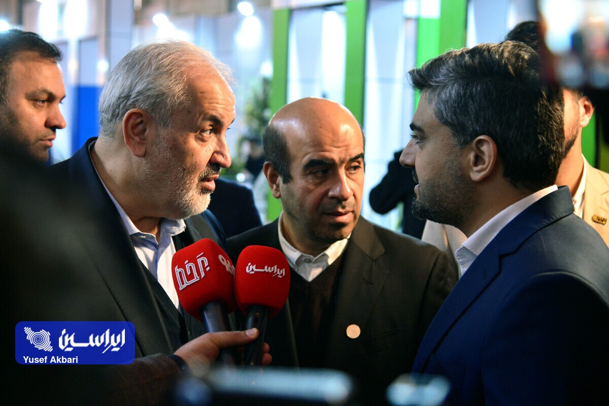 بازدید وزیر نیرو از غرفه فولاد مبارکه در چهاردهمین نمایشگاه انرژیهای تجدیدپذیر بازدید وزیر نیرو از غرفه فولاد مبارکه در چهاردهمین نمایشگاه انرژیهای تجدیدپذیر