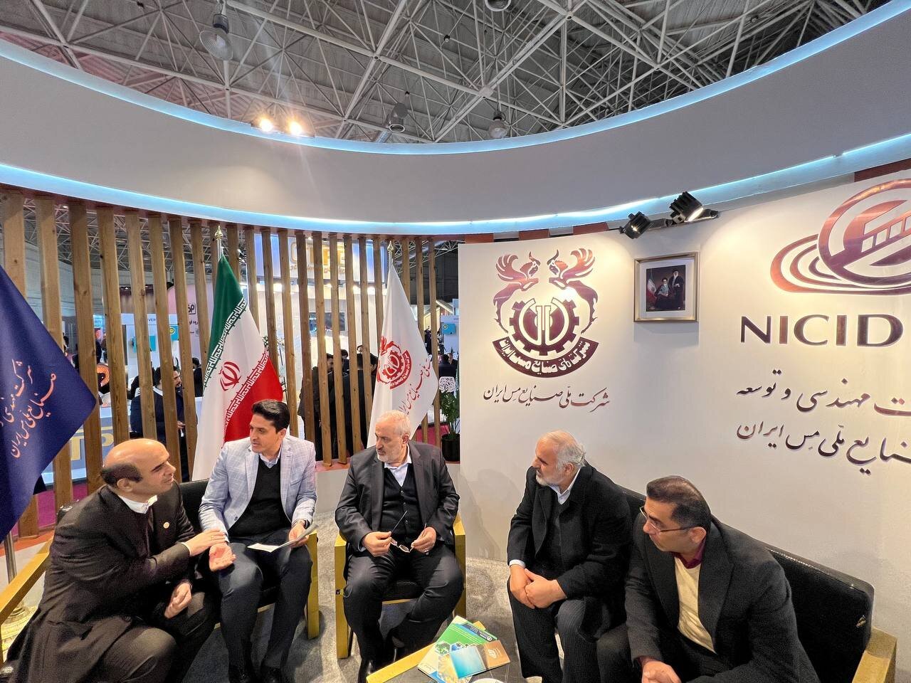 بازدید وزیر نیرو از غرفه شرکت متمم در نمایشگاه انرژیهای تجدیدپذیر بازدید وزیر نیرو از غرفه شرکت متمم در نمایشگاه انرژیهای تجدیدپذیر