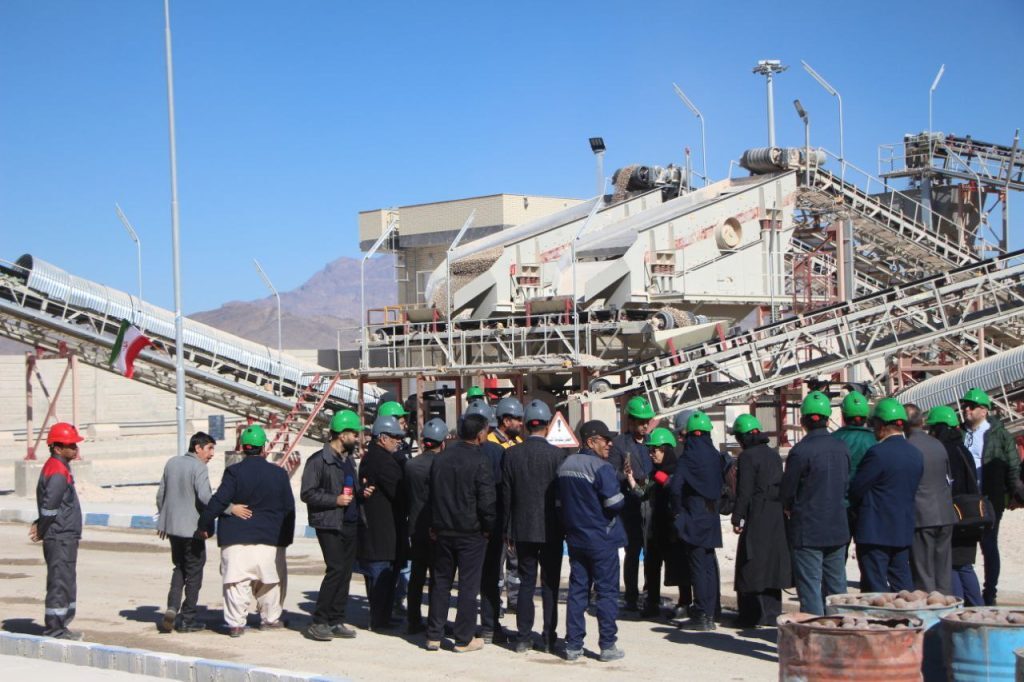 باز شدن درهای کارخانه طلای تفتان به روی بازدیدکنندگان برای اولین بار باز شدن درهای کارخانه طلای تفتان به روی بازدیدکنندگان برای اولین بار