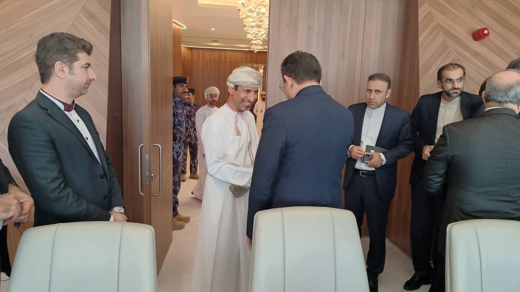وزیر صنعت، معدن و تجارت با وزیر انرژی عمان دیدار و گفتوگو کرد وزیر صنعت، معدن و تجارت با وزیر انرژی عمان دیدار و گفتوگو کرد