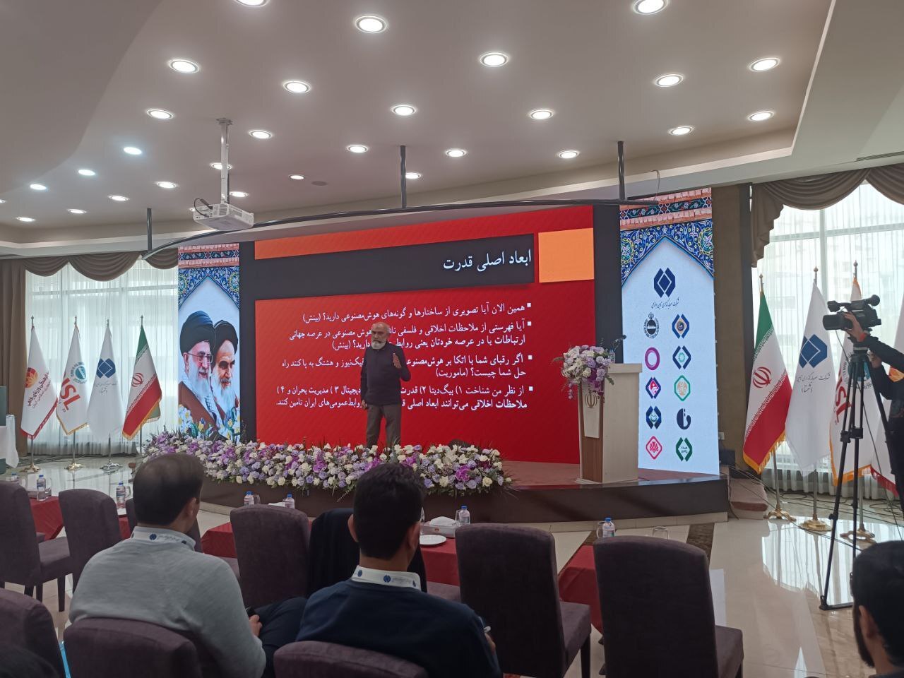 زاهدپور: جامعه باید از تولیدات و خدمات شستا خبردار شود زاهدپور: جامعه باید از تولیدات و خدمات شستا خبردار شود