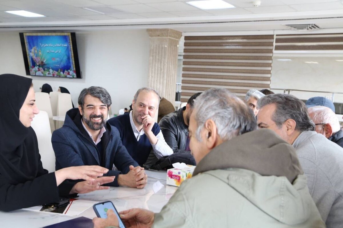 قاب تصویر از دیدار صمیمانه ادریسی مدیر روابط عمومی ایمیدرو با خبرنگاران