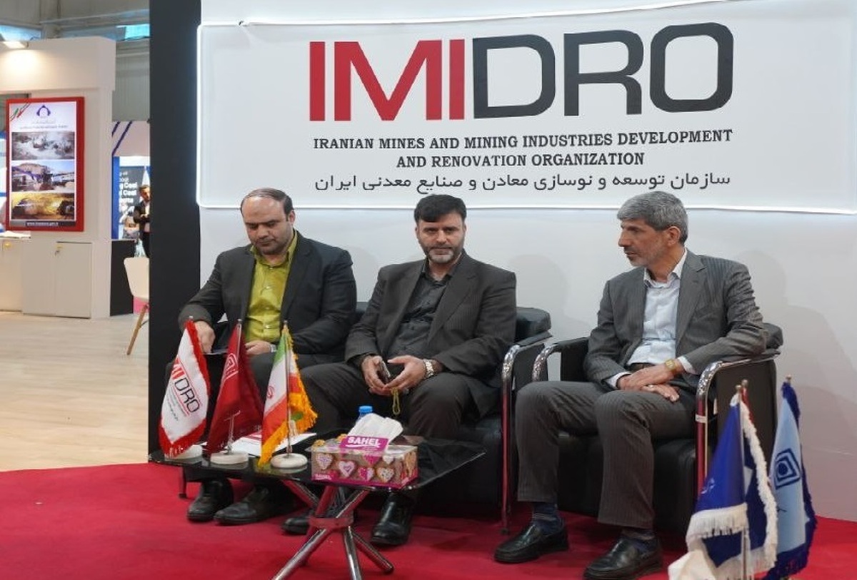 بازدید سحر خیز معاون امور زیربنایی تولیدی و اقتصادی بازرسی ویژه رئیس‌جمهور از غرفه ایمیدرو